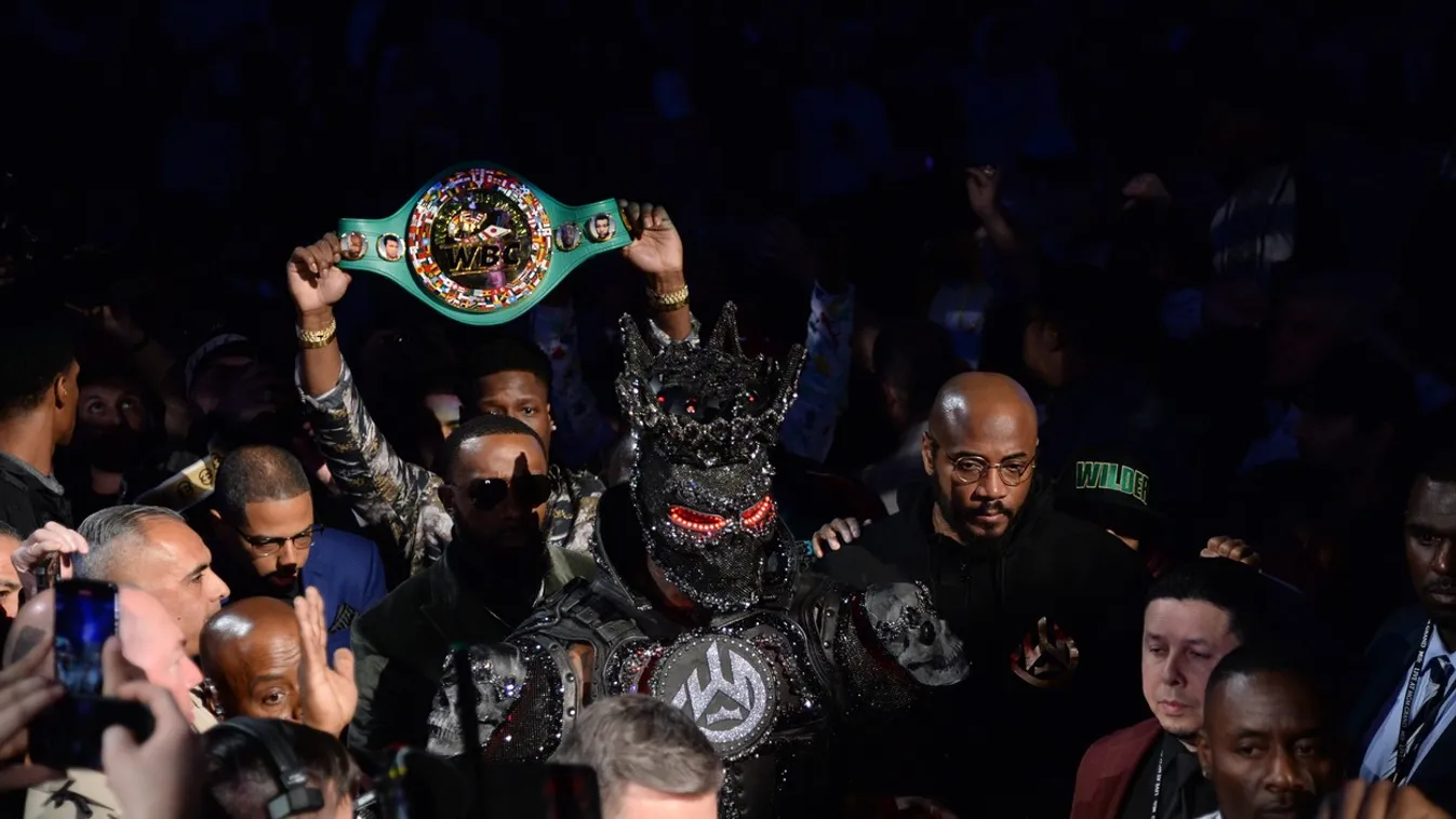 Nicsak, ki akadt ki: súlyos jelmezét hibáztatja a sztár