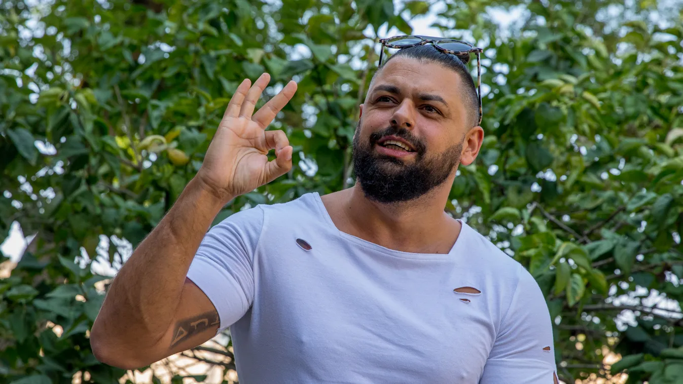 Felajánlást tett: Elajándékozná fia mankóját Pápai Joci