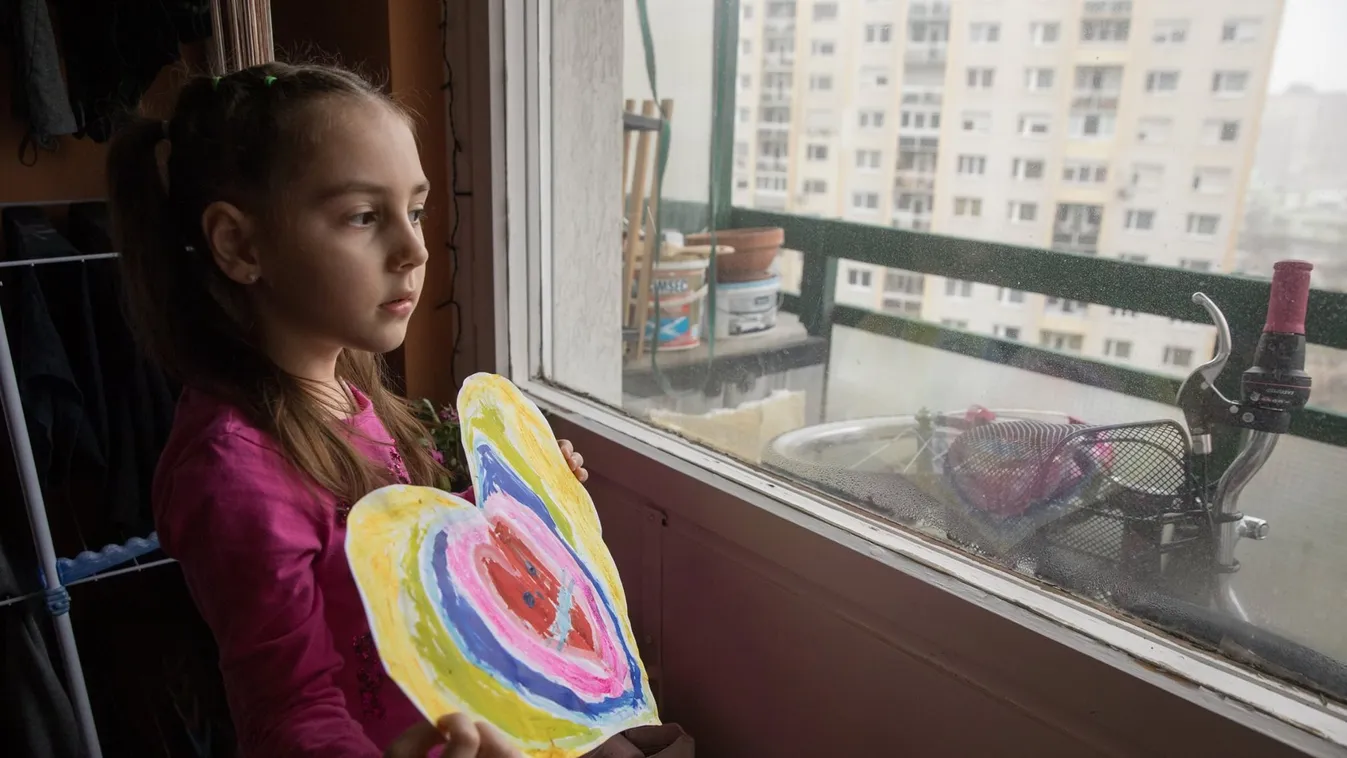 Ezért borítják szívek az ablakokat Magyarországon – megható történetek