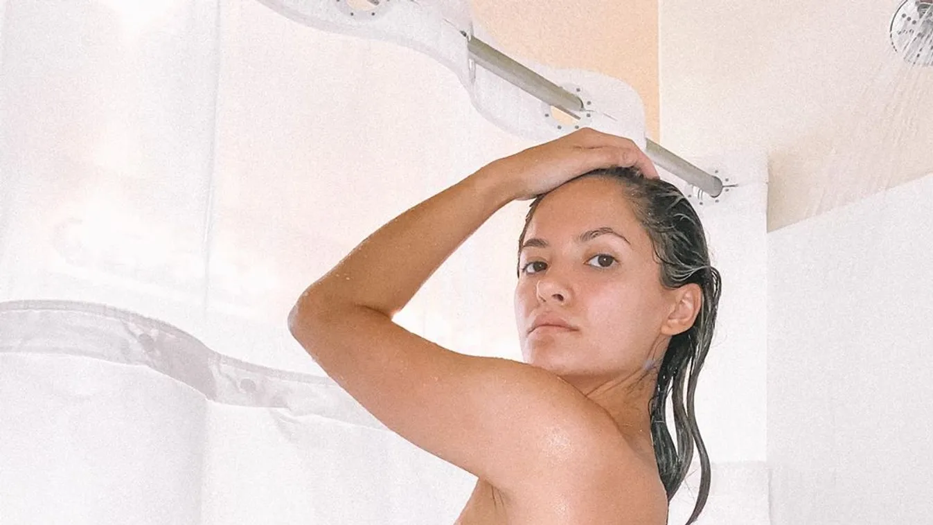 Pucéran fürdőző lányról készült lesifotó