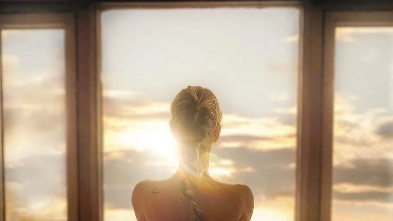 Tangában olvasgató csajról készült lesifotó