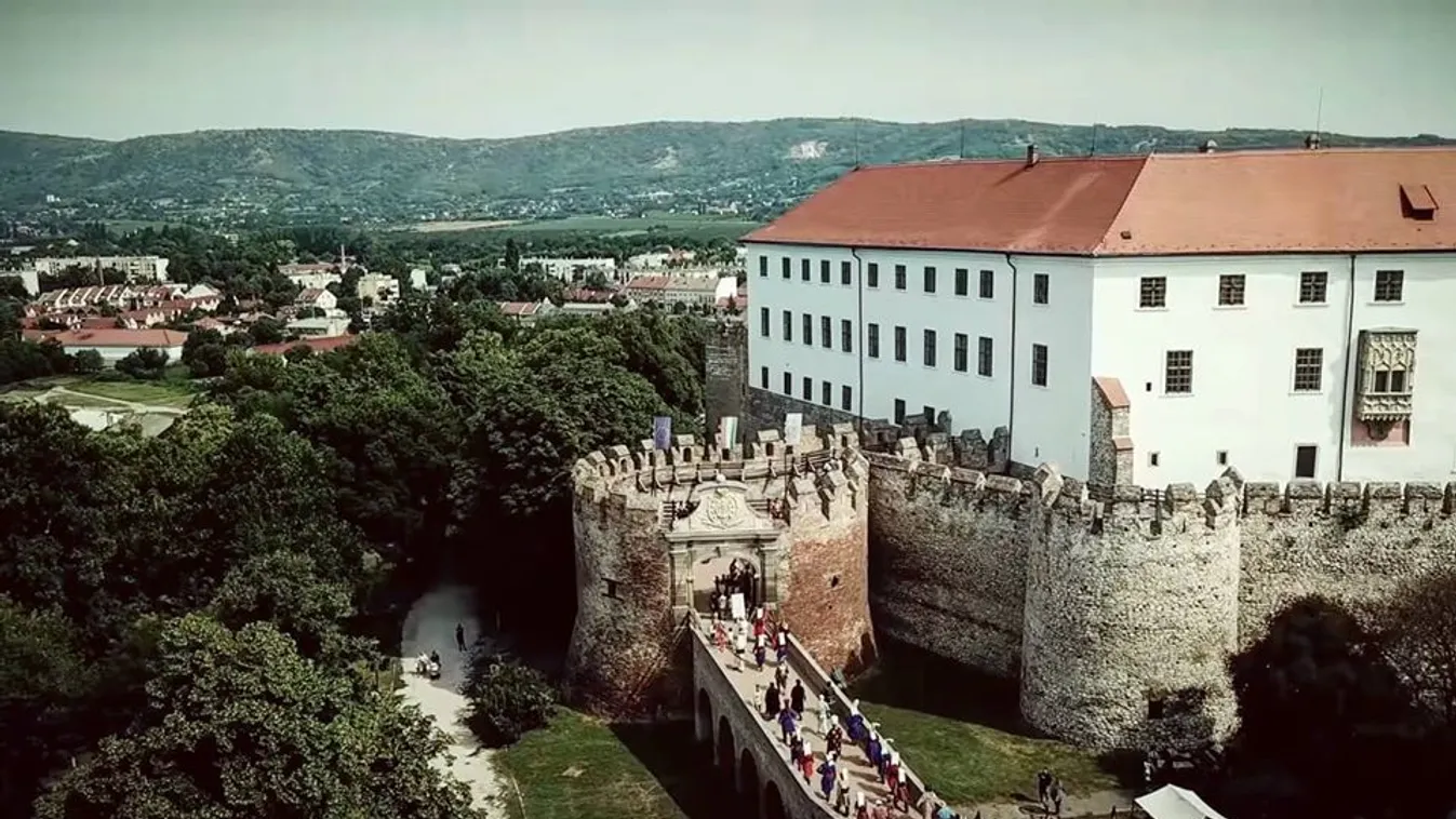 Így rappel egy magyar várkapitány-videó