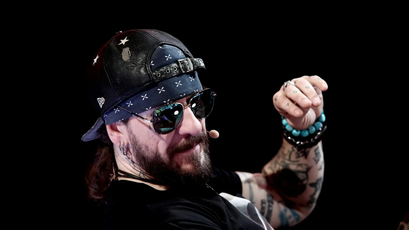 Munkával vigasztalódik a gyászoló magyar zenész