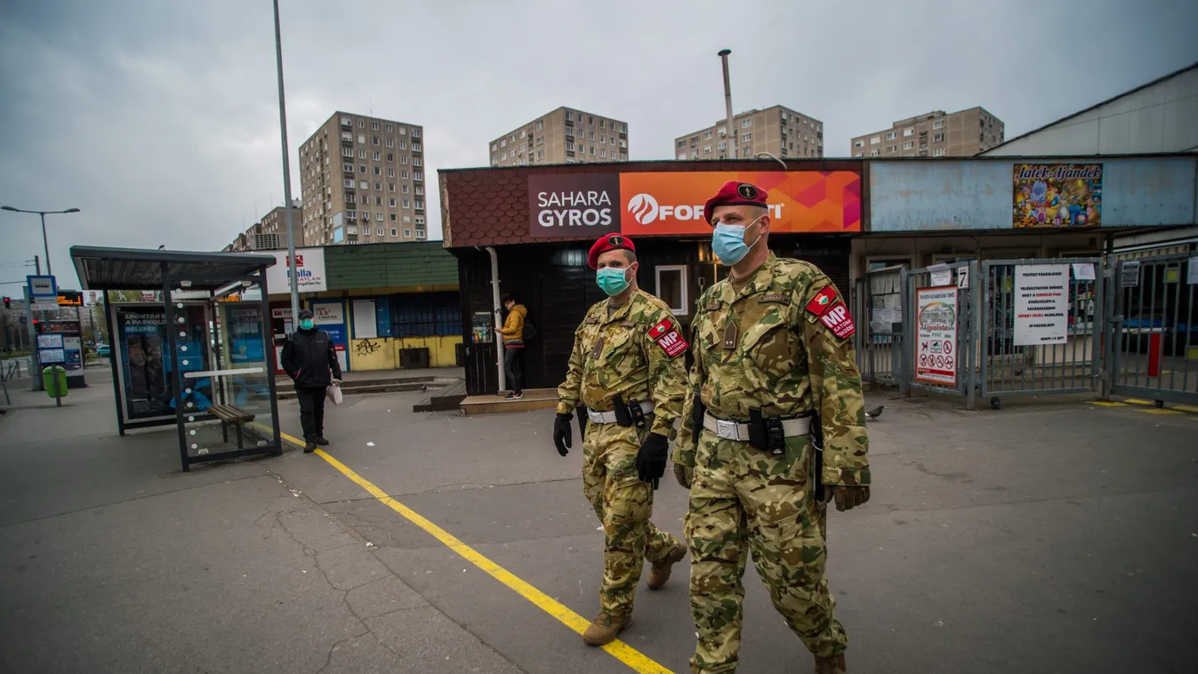 Katonák lepték el az egyik budapesti piacot