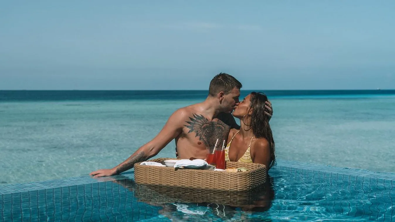 Meghibbant a karanténban: a világsztár pucéran strandol szexi csajával