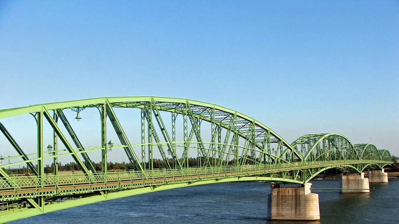 Szijjártó Péter: Megnyitottuk a komáromi határátkelőt