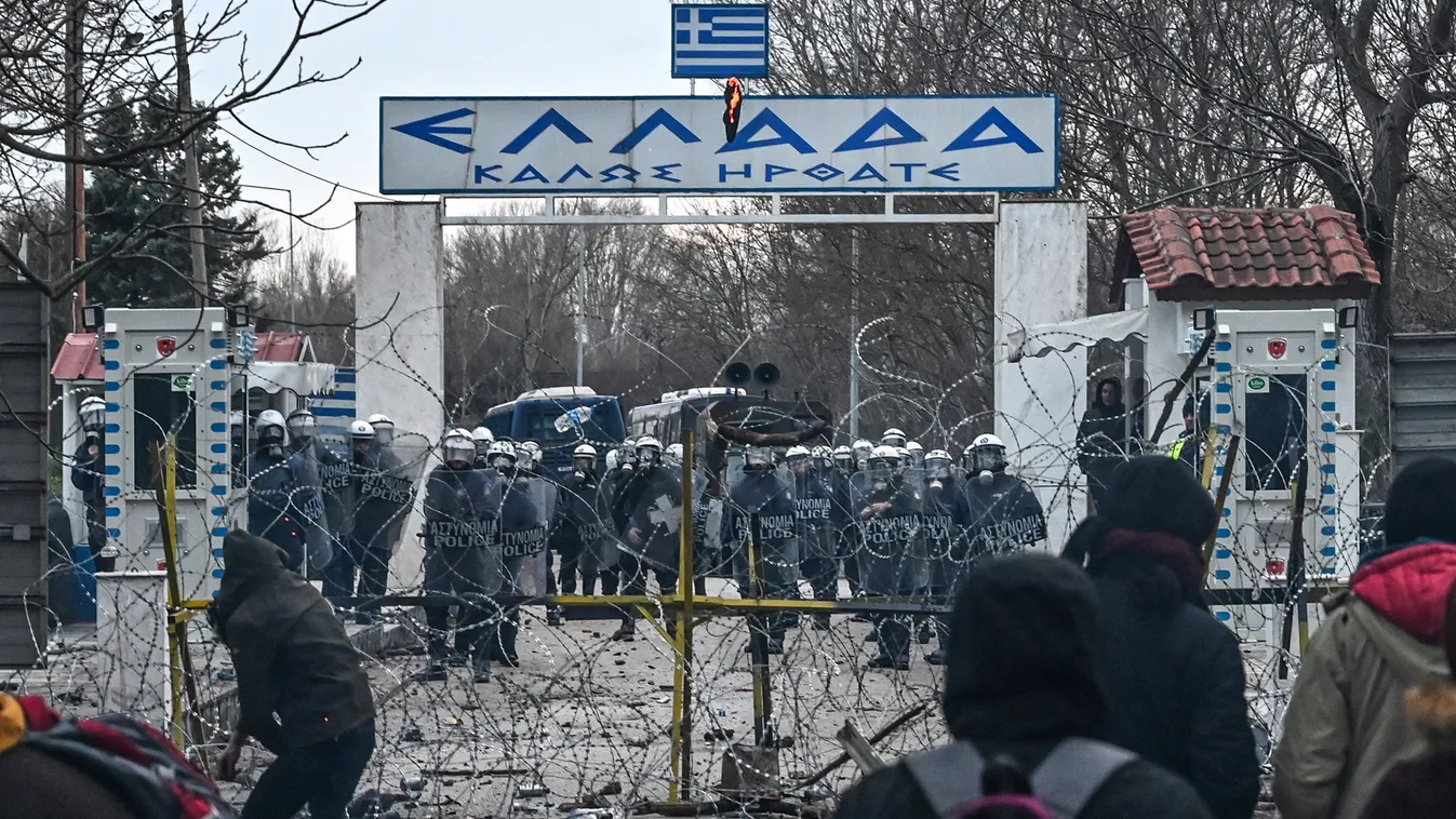 Az illegális migránsok vízbe öltek egy gyereket