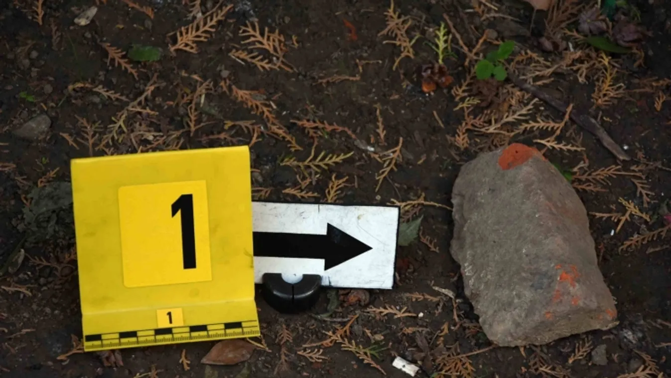 Egy téglával fejbe dobta a vitapartnerét