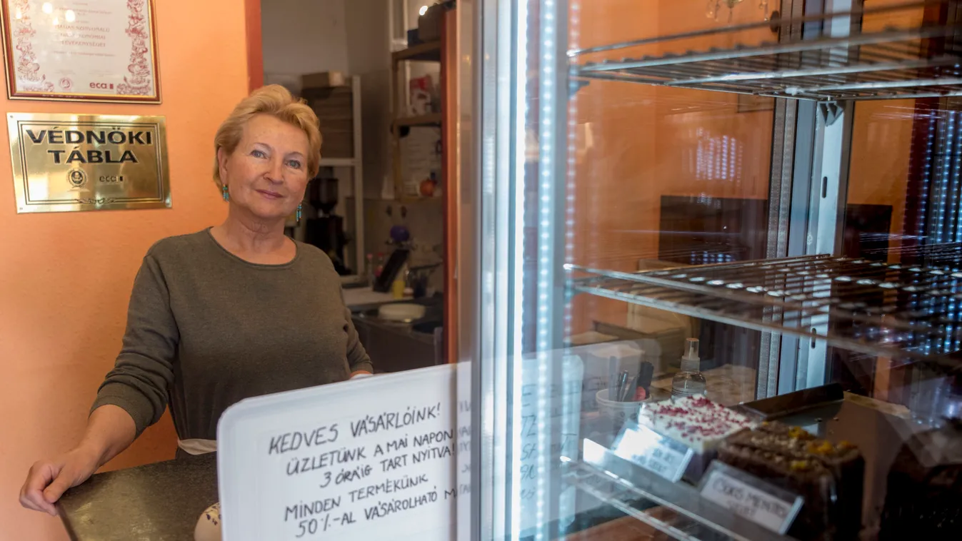 Így zárt be az ország: fél áron adták a virágot és a sütit