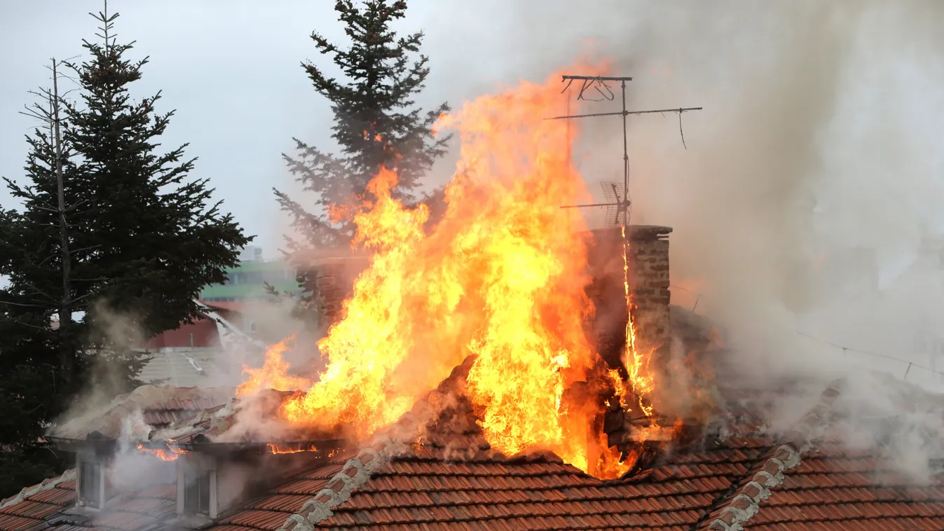 Életét kockáztatva rohant a lángok közé, hogy megmentse az embert