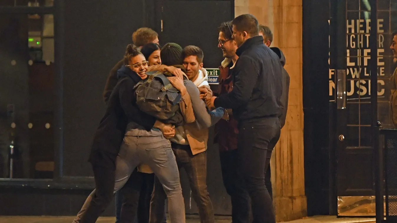 Ezek megőrültek? Így buliznak az utcán az ostoba angolok a koronavírus idején - Fotók