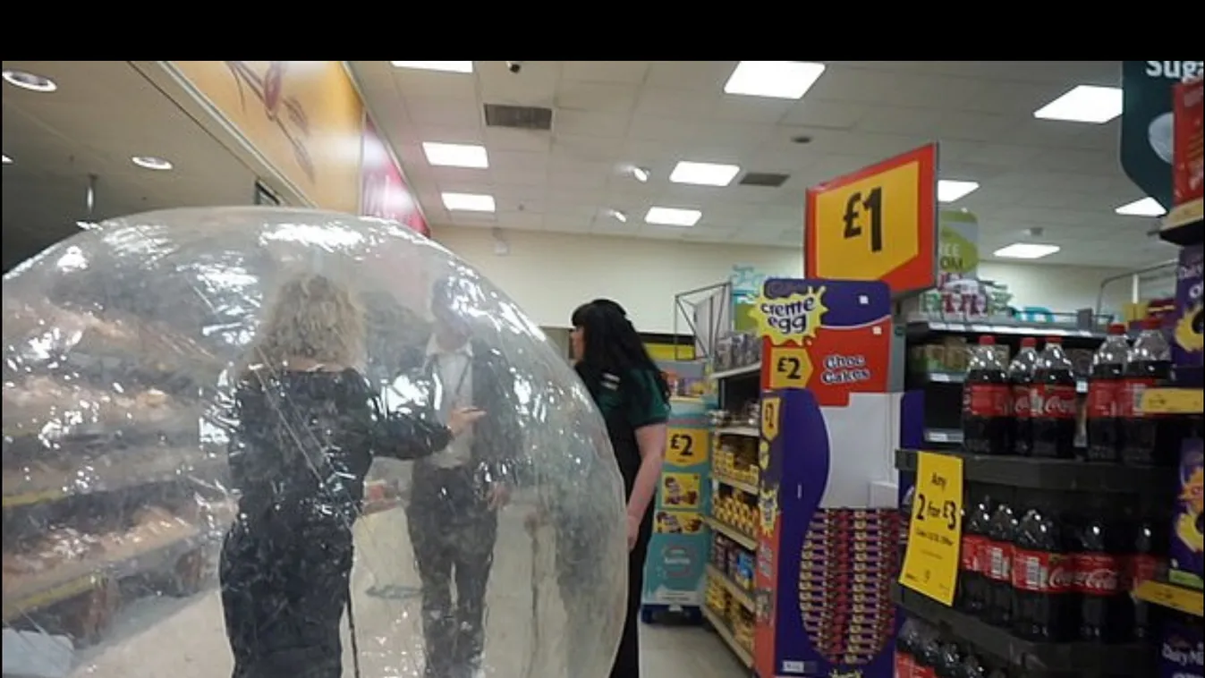 Koronavírus: Óriási műanyag gömbbe zárva ment bevásárolni egy nő - Videó