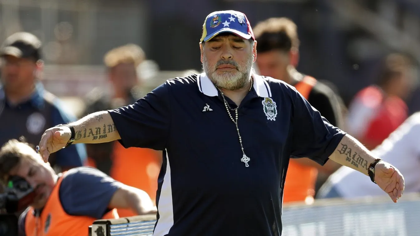 Atyaég, Maradonát szájon csókolta az ellenfél csatára