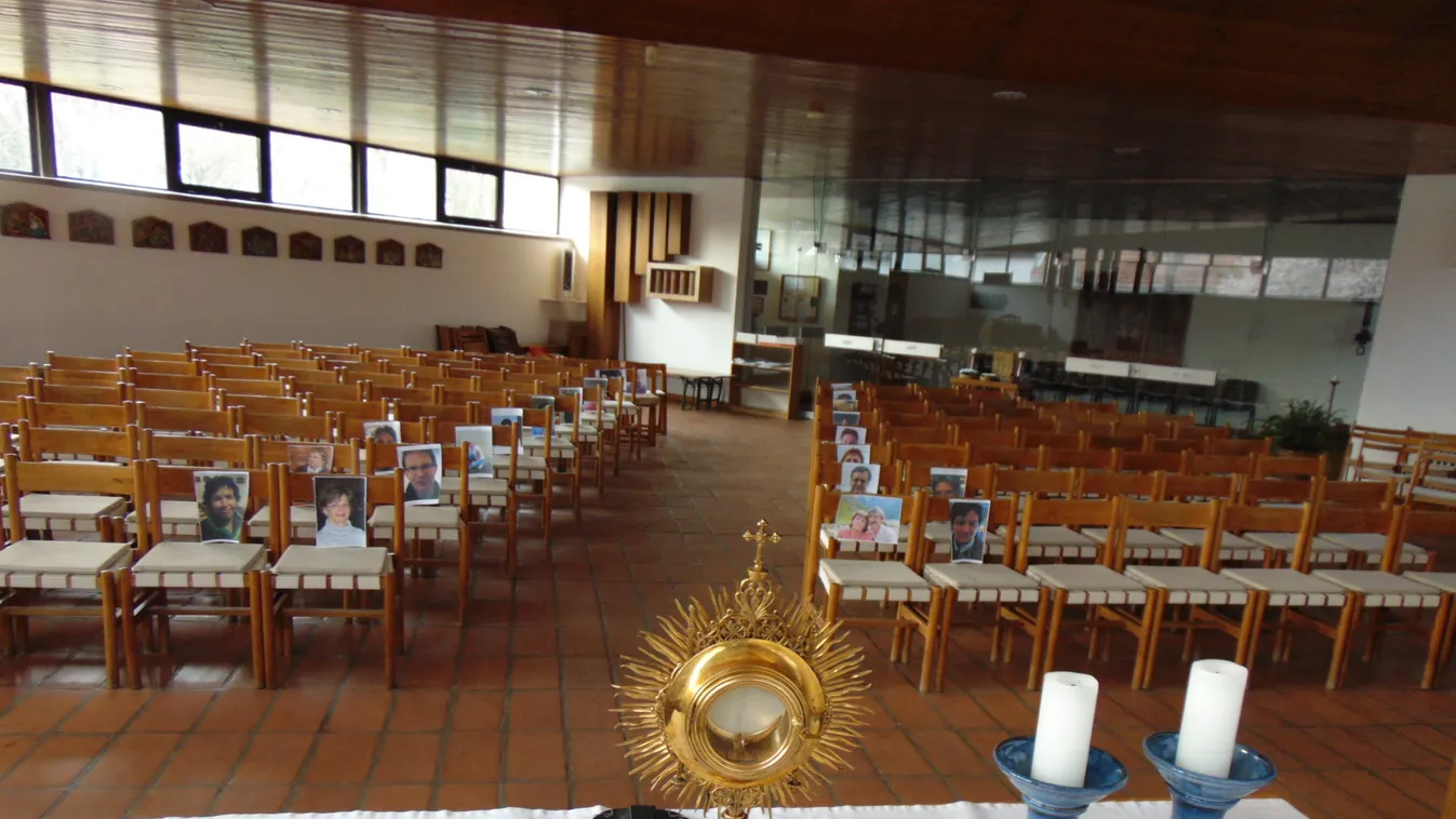 Fotóknak tart misét a szegedi pap, a liturgiában ő mondja a válaszokat is