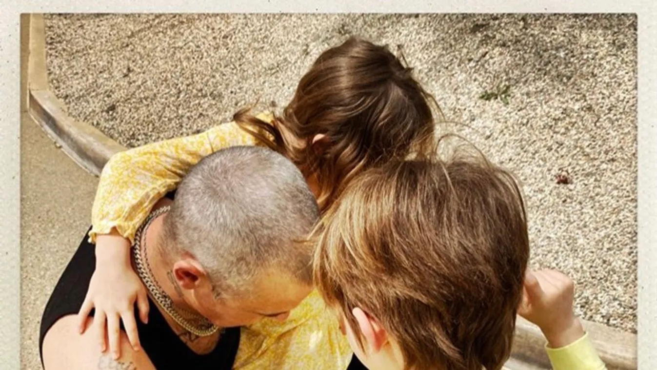 Három hét után elhagyhatta a karantént Robbie Williams: Így fogadták a gyerekei - Videó