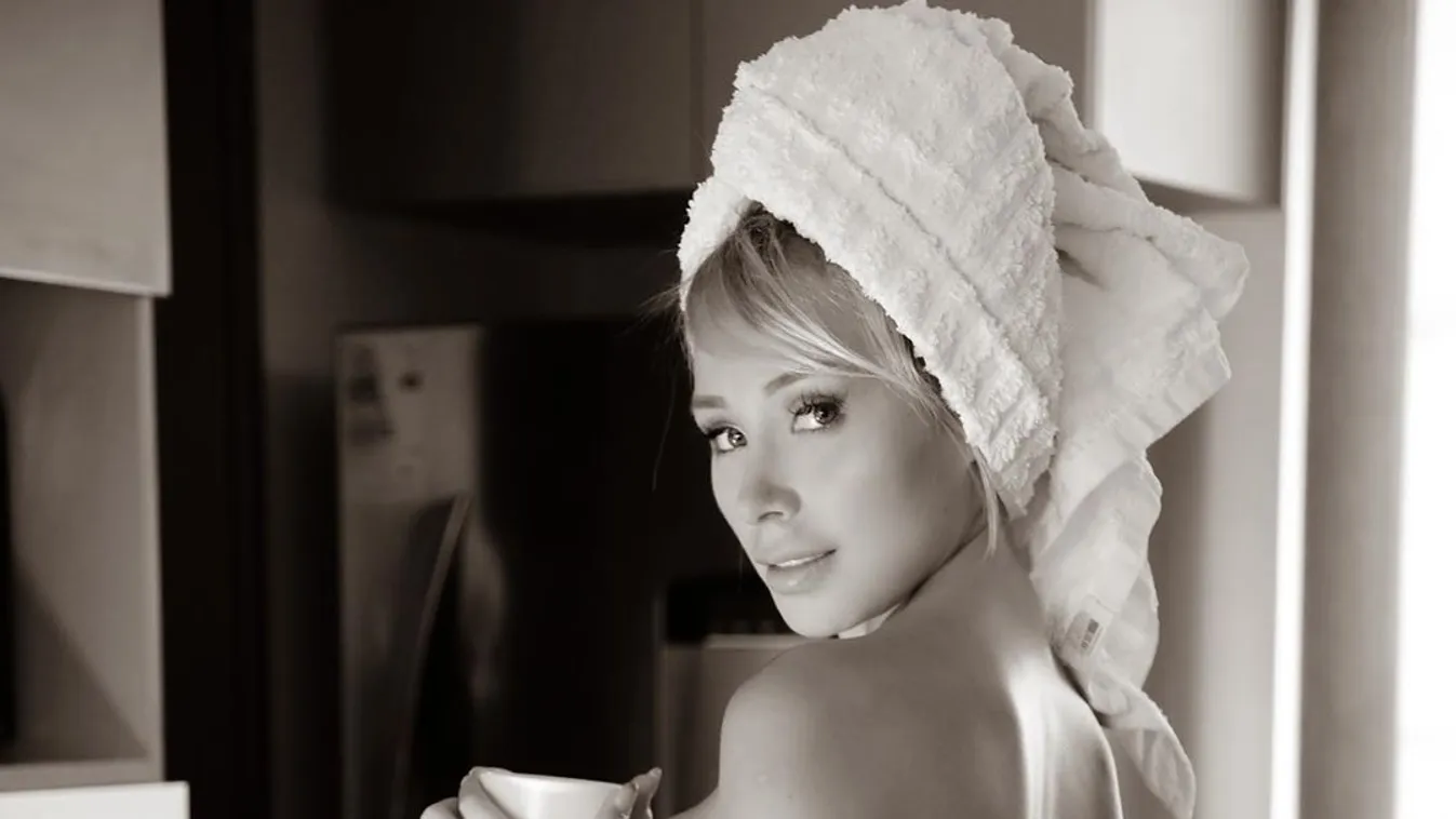 Eláll a lélegzet, egy szál tangában ment le a szőke bombázó a kocsmába