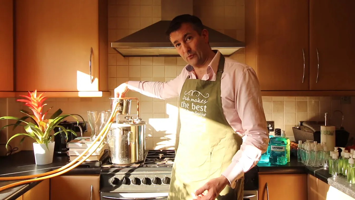 Olcsó borból és szájvízből főz kézfertőtlenítőt a koronavírus ellen