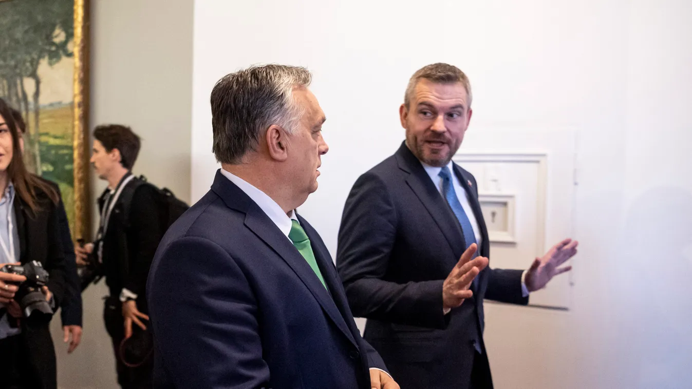 Orbán Viktor a V4-csúcson: meg fogjuk állítani a migránsokat, ha a magyar határhoz érnének