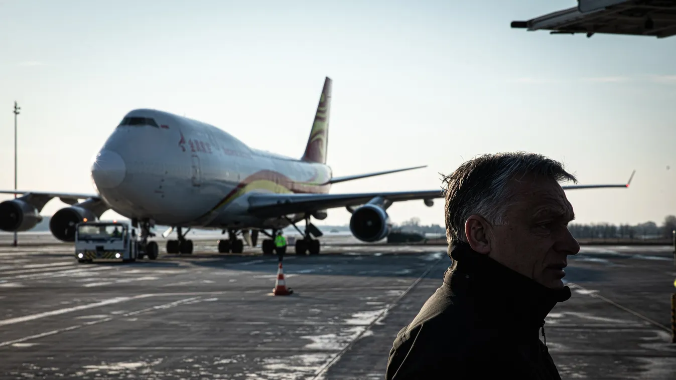 Koronavírus: lélegeztetőgépeket is hozott a Kínából érkezett újabb repülőgép