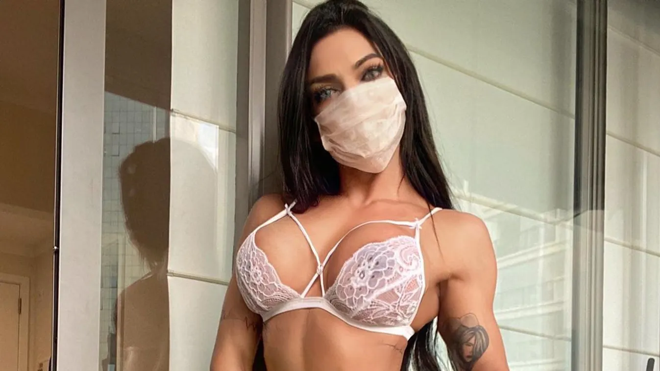 Meztelenül az ablakban, a karanténból üzen a nagy mellű szurkolólány