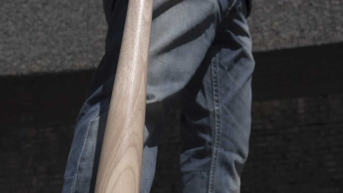 Baseballütővel verte szét a kocsikat dühében