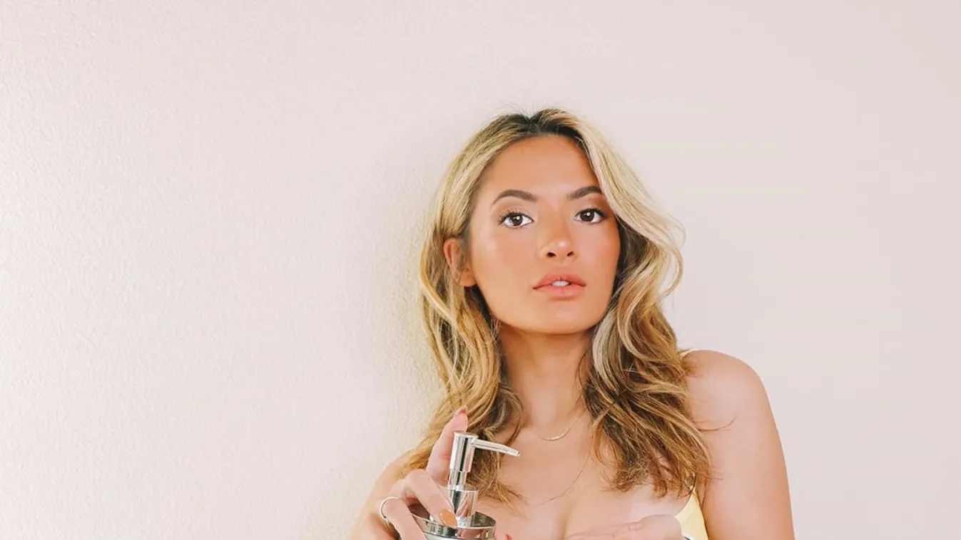 Felfedte hatalmas melleit a karanténban unatkozó szurkolólány