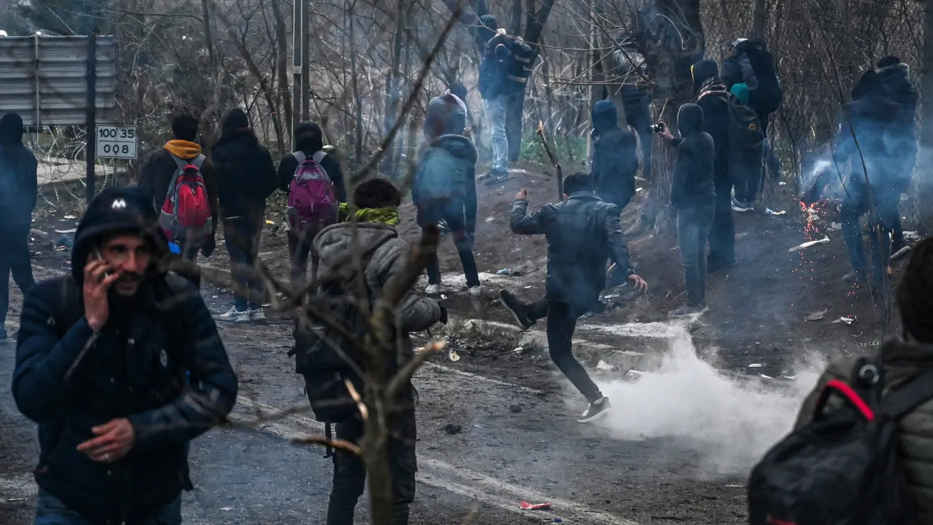 Továbbra is ostromolják a görög határt a migránsok! Videó