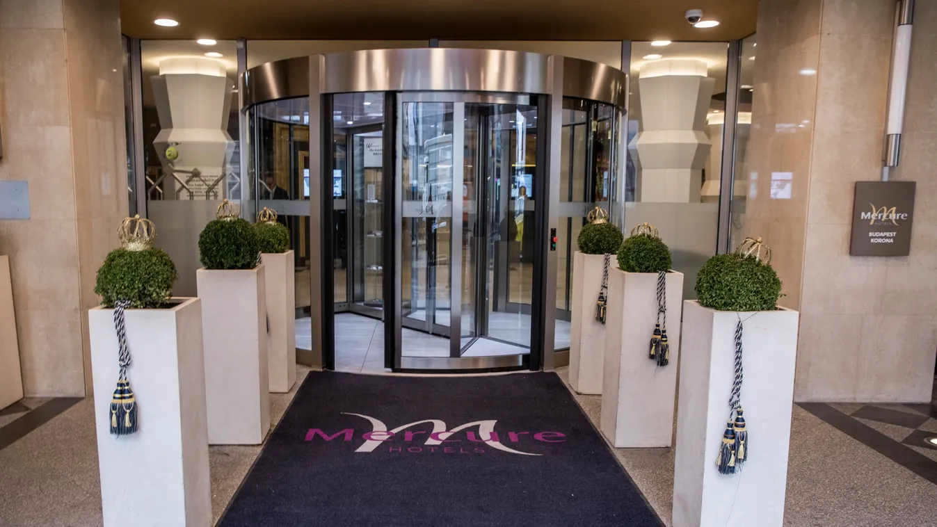 A pesti Korona szállóból vitték el a 15 fertőzésgyanús japánt