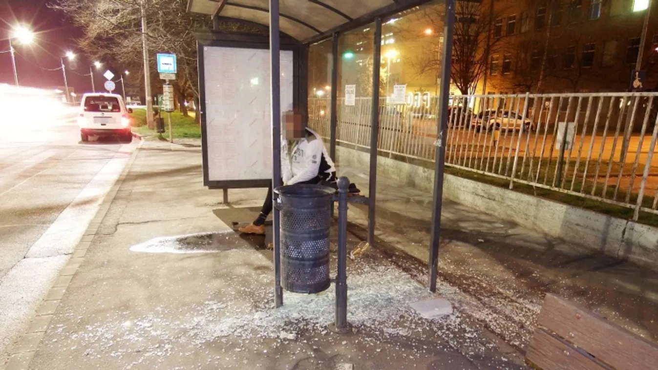 Dühöngött a buszmegállóban, ez lett a büntetése
