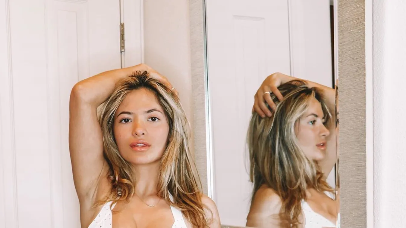 Félmeztelenül feküdt fel az asztalra a szőke kebelcsoda