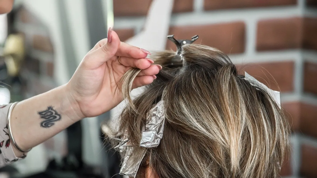 Hatalmas baki: élő adásban mutatta meg pucér férjét a tévés – videó