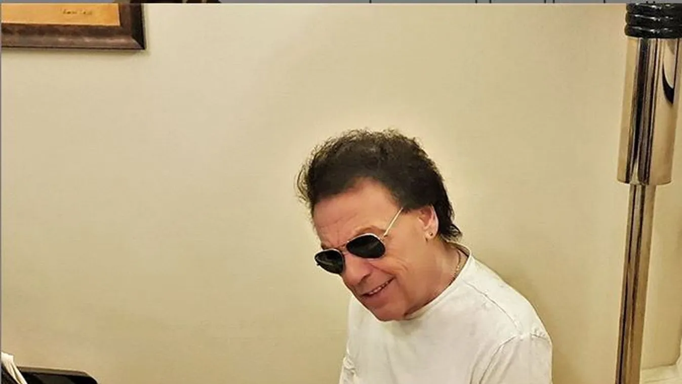 Otthonmaradós dalt írt Fenyő Miklós