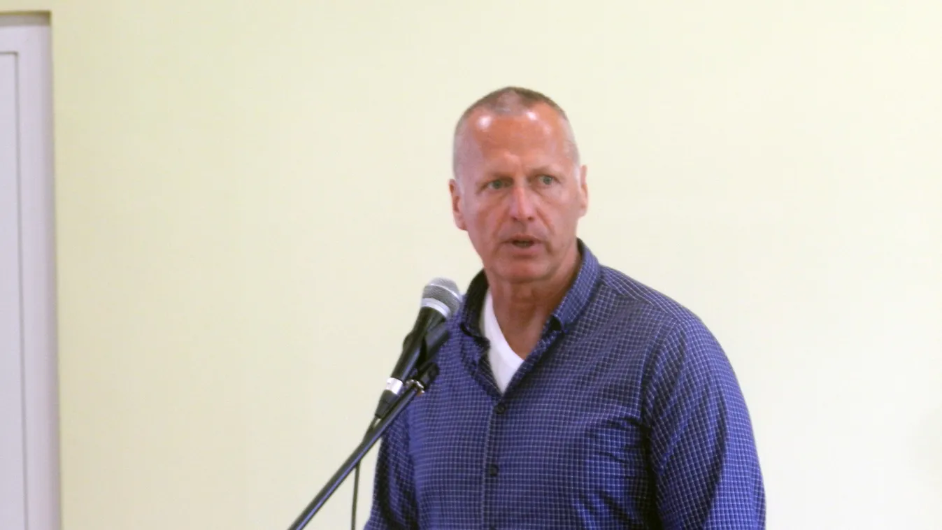 Spöttle: Terroristákat, bűnözőket is Európára szabadíthatnak