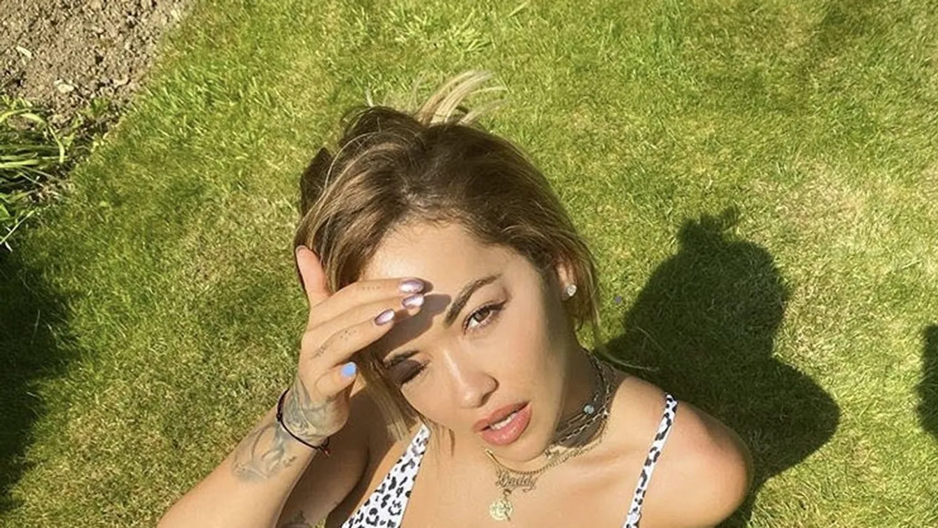 Rita Ora olyan topless képpel nosztalgiázik, hogy leesel a kanapéról a karanténban