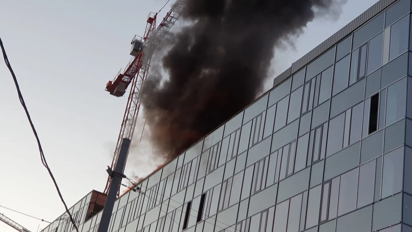 Kigyulladt egy irodaház Budapesten - fotók!