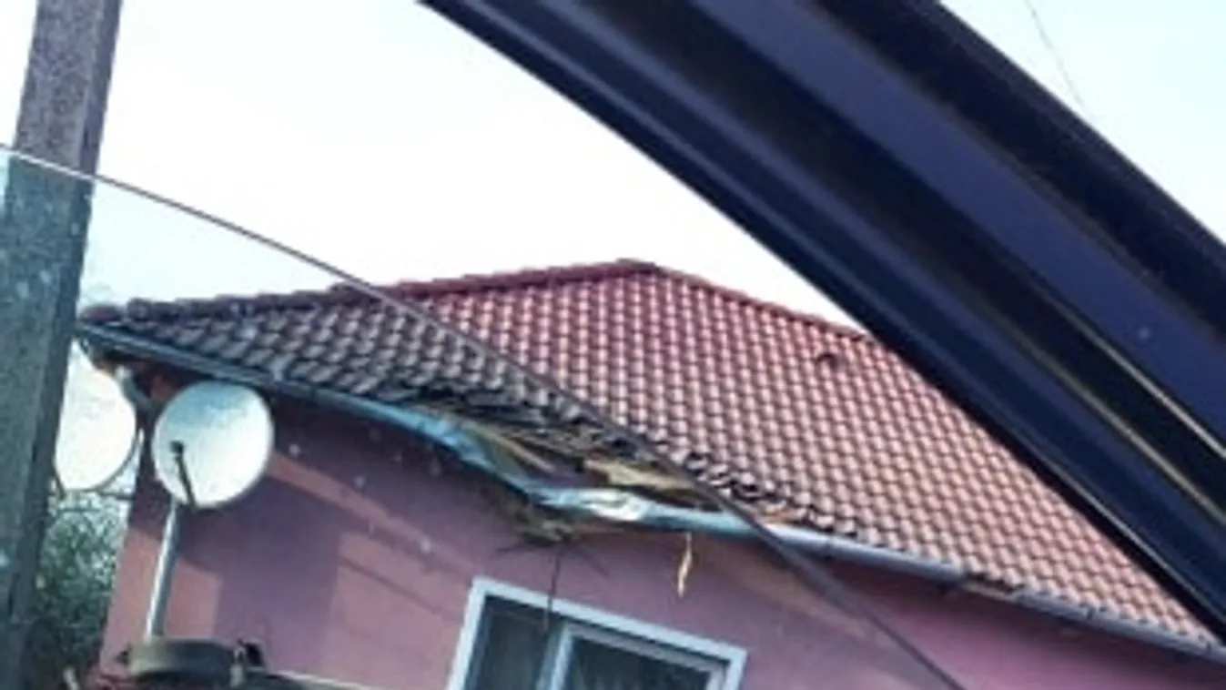 Durva baleset, beszállt az udvarba egy autó Sülysápon - videó