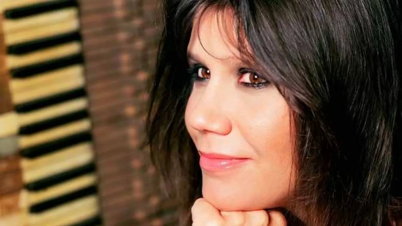 Ősi rituáléval űzi el a koronavírust Tahi Tóth László özvegye