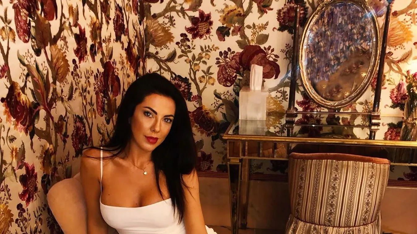 Meglepetés, levetkőzött a Playboynak a futballsztár barátnője