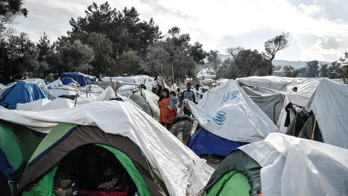 Egy lázas nő halála miatt tört ki zavargás a migránstáborban
