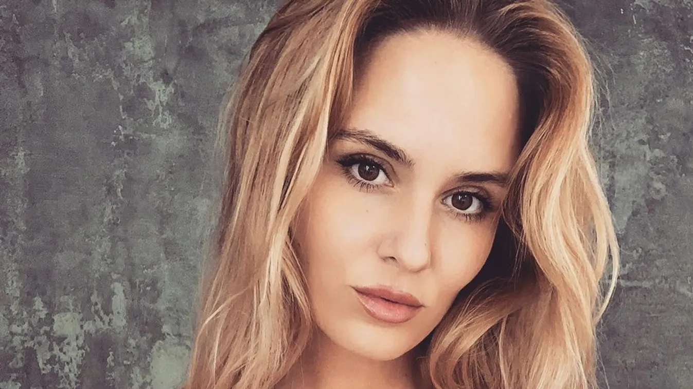 Napozás közben dobta le a melltartót a dús keblű szurkolólány