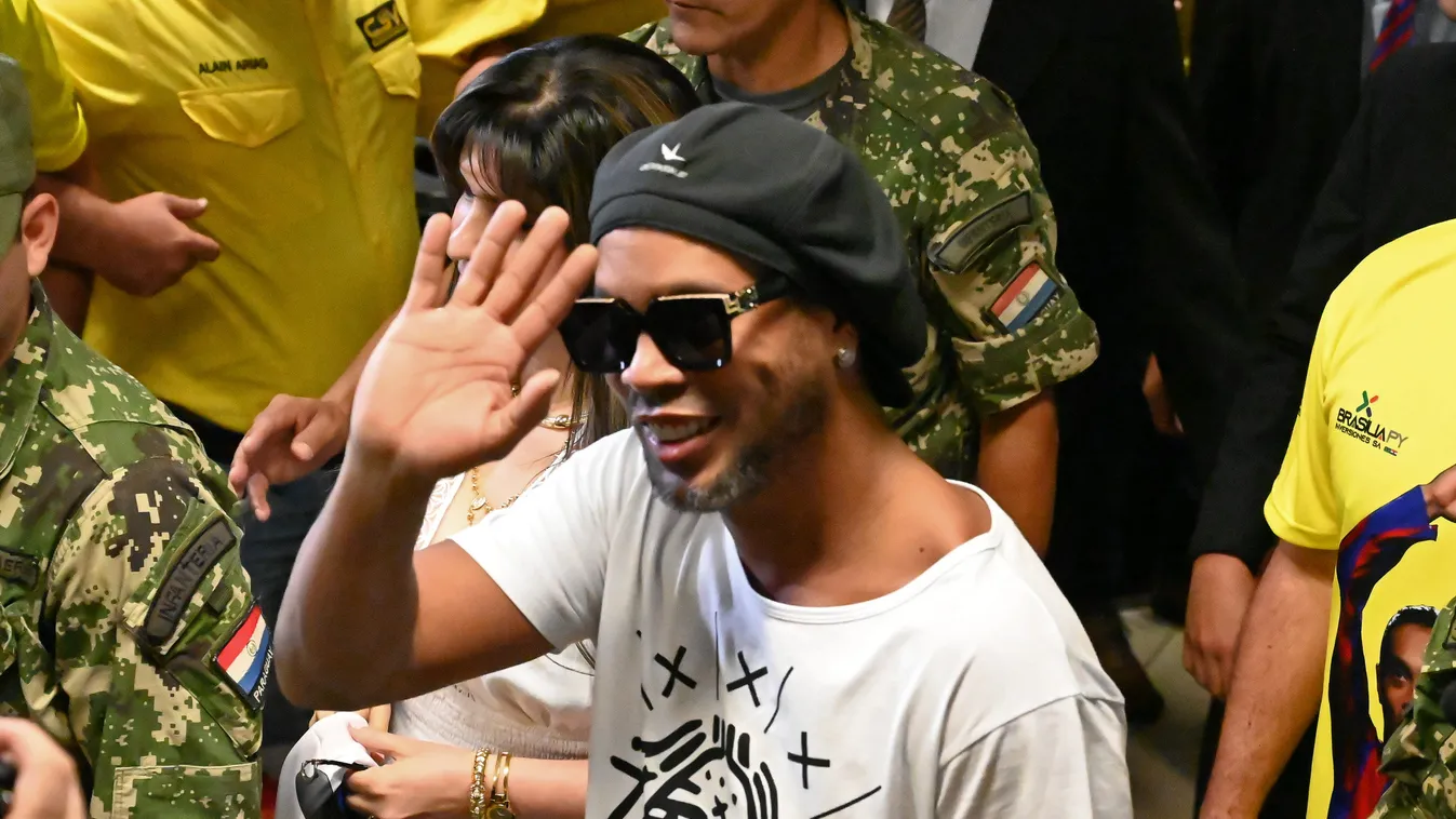 Ilyen luxusban "sínylődik" Ronaldinho: nem csoda, hogy újra mosolyog