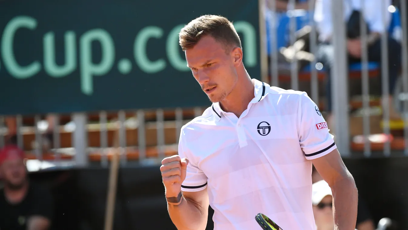 Közös fotó, bemutatta az új családtagot a magyar sztársportoló