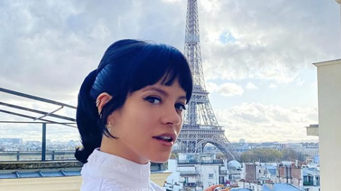 Meztelenül mutatta meg az eljegyzési gyűrűjét az énekesnő - Fotó