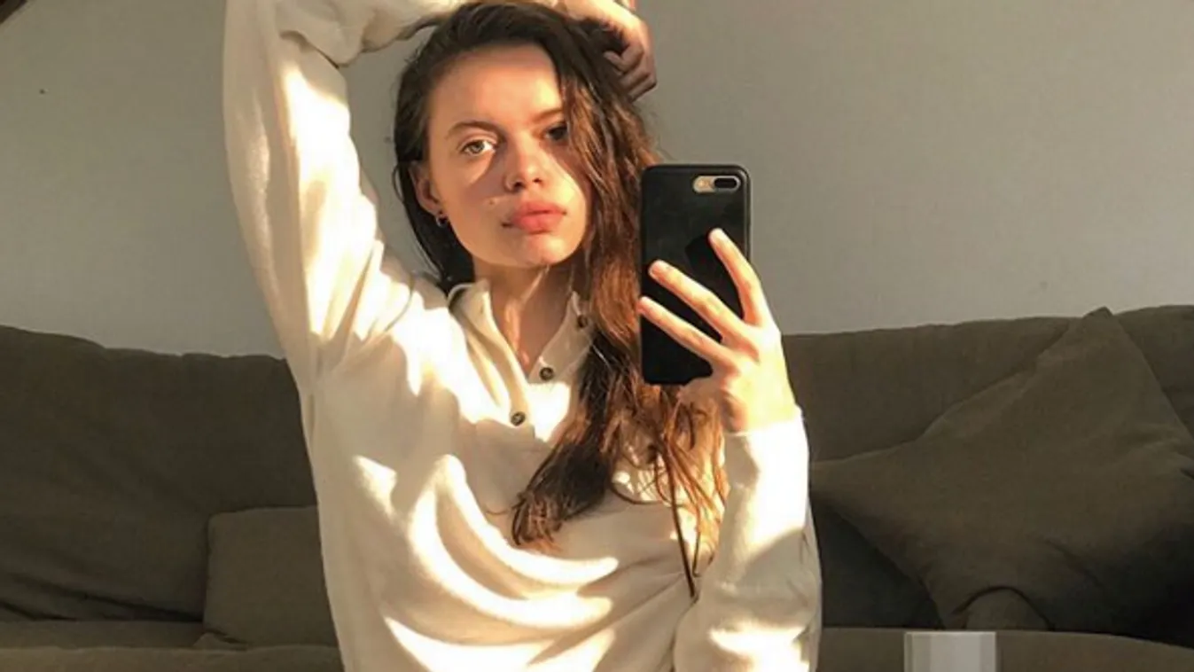 Dögös Nanushka felsőben szexizik a karanténban a magyar modell