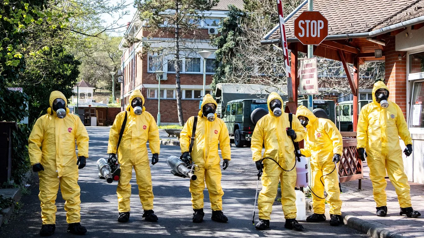 Megkezdték a katonák a vegyvédelmi mentesítést a Pesti úti idősotthonnál - Galéria