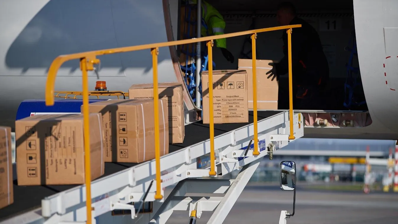 Öt repülőgép landolt Budapesten: több ezer tesztet és maszkot hoztak