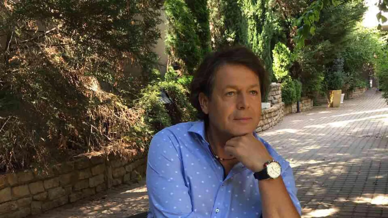 Rémisztő fotó: Ez tűnt fel a magyar sztárénekes kertjében - Fotó