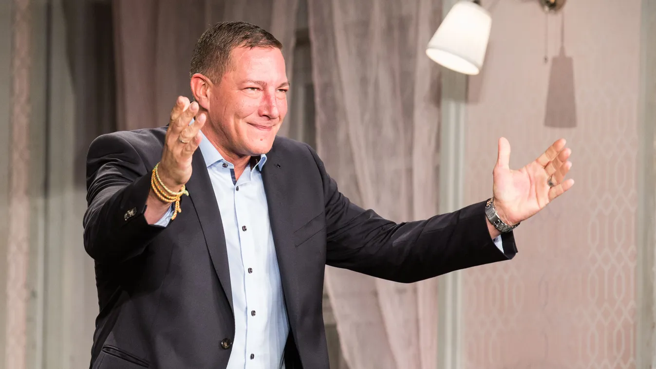 Őrület, Németh Kristóf is beszállt a kihívásba, csak egy párna takarja a testét - Fotók