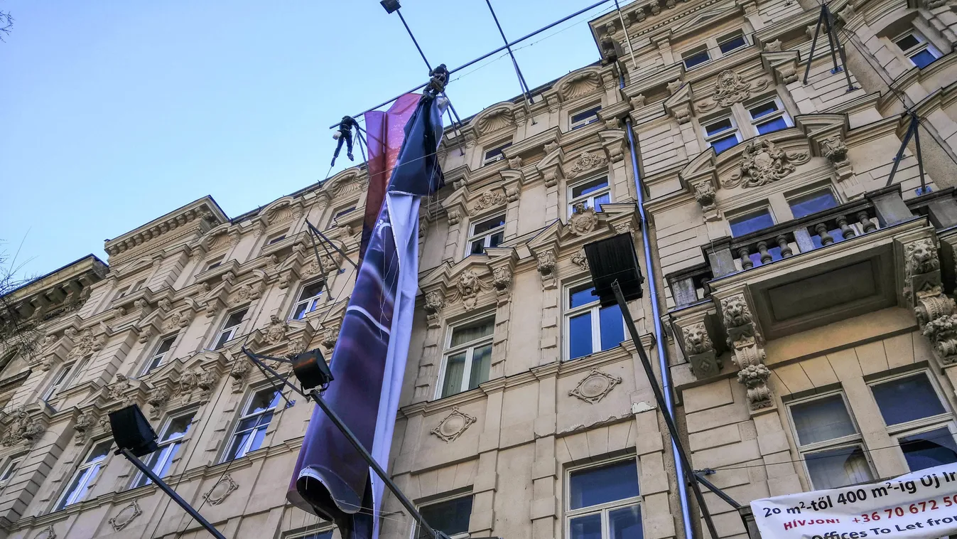 Eltűnnek a gigantikus plakátok Budapest utcáiról - videó
