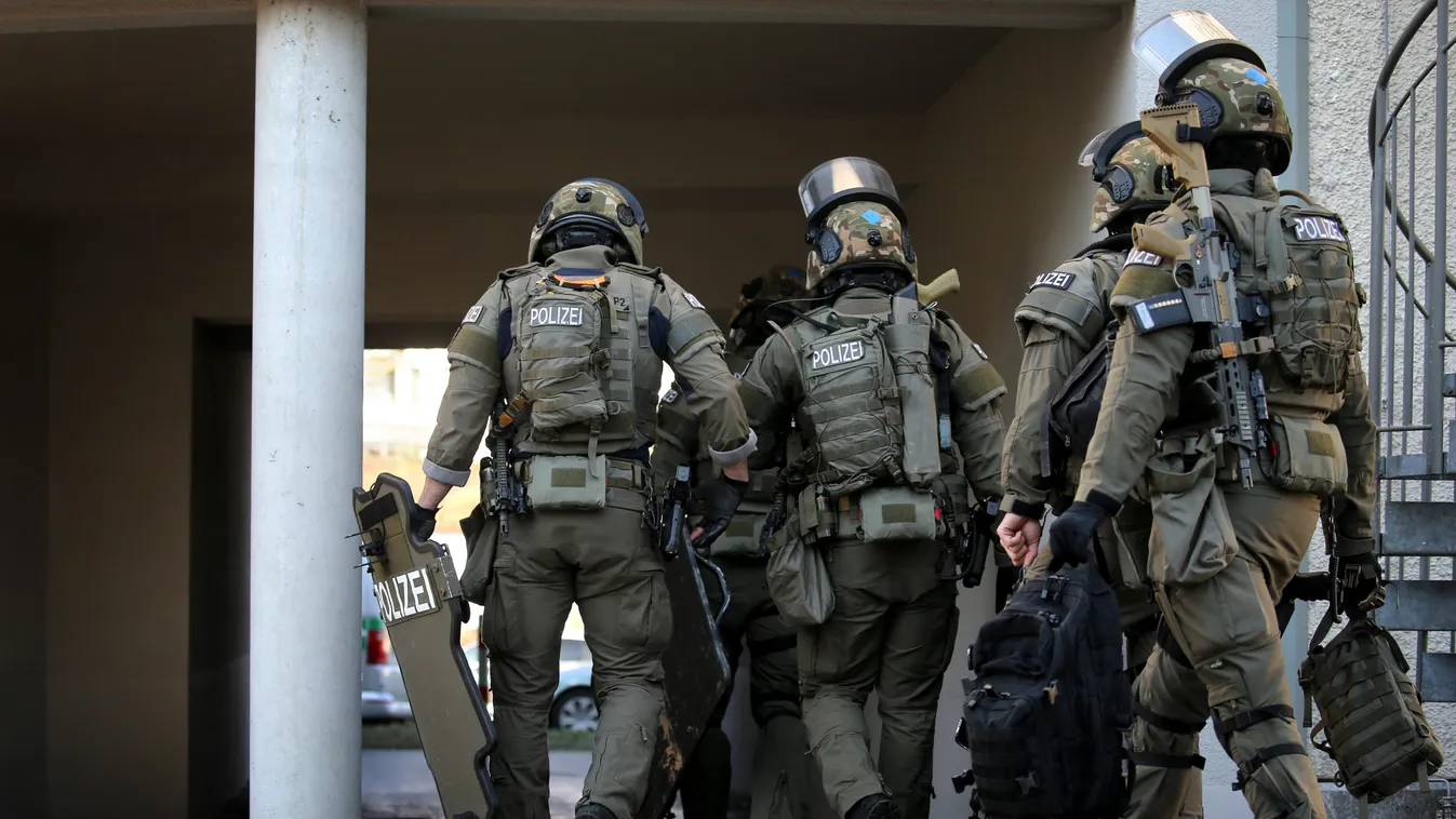 Macsétával és baltával támadt járókelőkre egy migráns Bajorországban